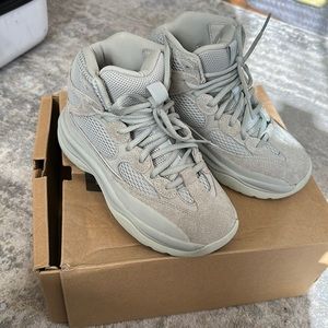 Yeezy desert boot salt size 4 in youth. About a 5.5 in womens.
